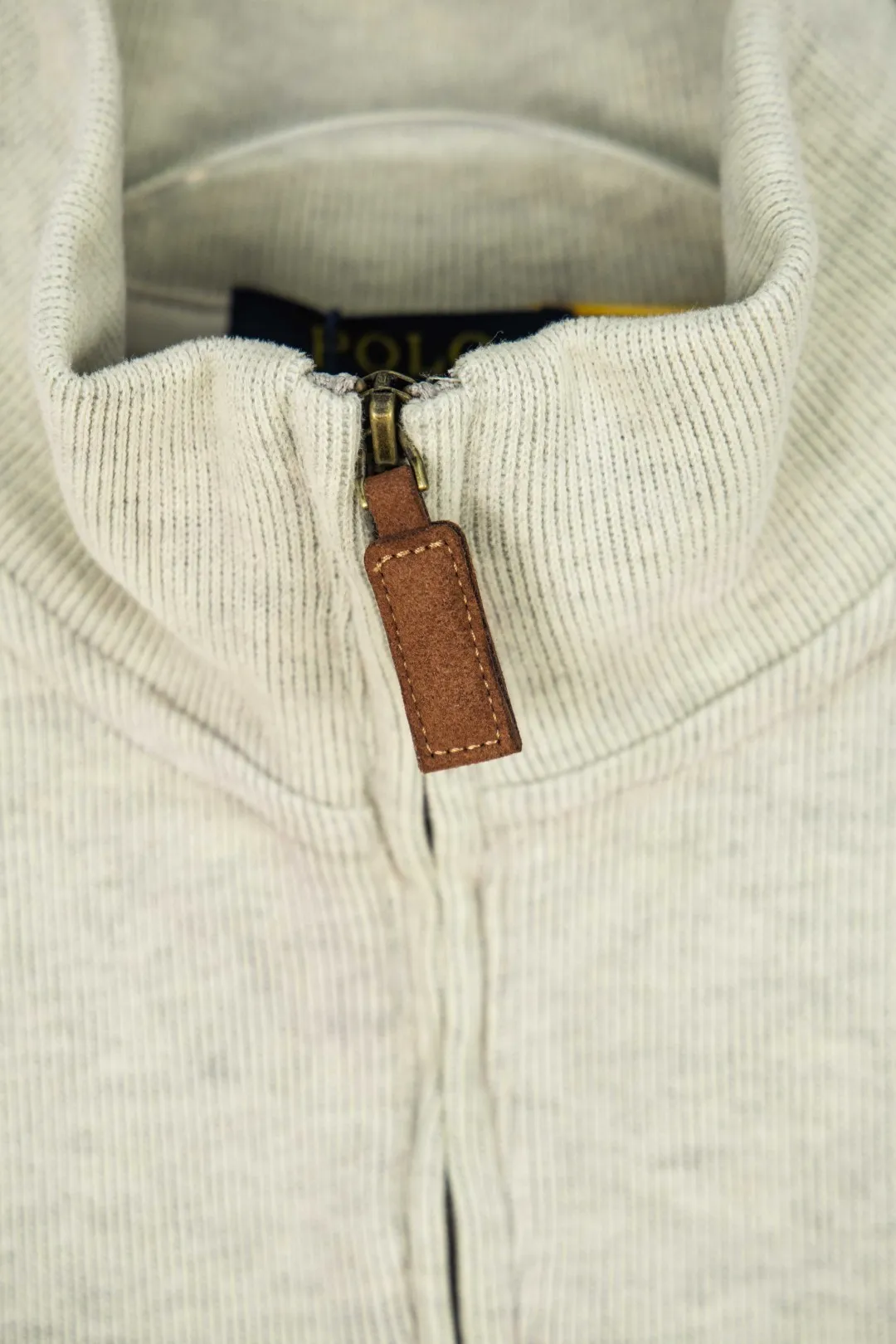 🅿️260 new model number: B143 Ralph Lauren's new half-zip sweatshirt top with colorful logo embroidery on the chest 1️⃣ Developed using original fabric, the fabric properties are similar to wool, soft and light to the touch, and has good wrapping and elasticity! 2️⃣The iconic embroidery design style on the chest is very youthful and energetic, and can be easily worn by both men and women. It is very in line with the fashion aesthetic concepts of today's young people! 3️⃣Simple style, comfortable to wear, same style for men and women, a must-have for couples! 4️⃣Full set of customized accessories, complete with three standards Color: gray, beige Size: S, M, L, XL